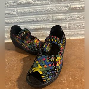Elastic multicolor woven shoe black and rainbow